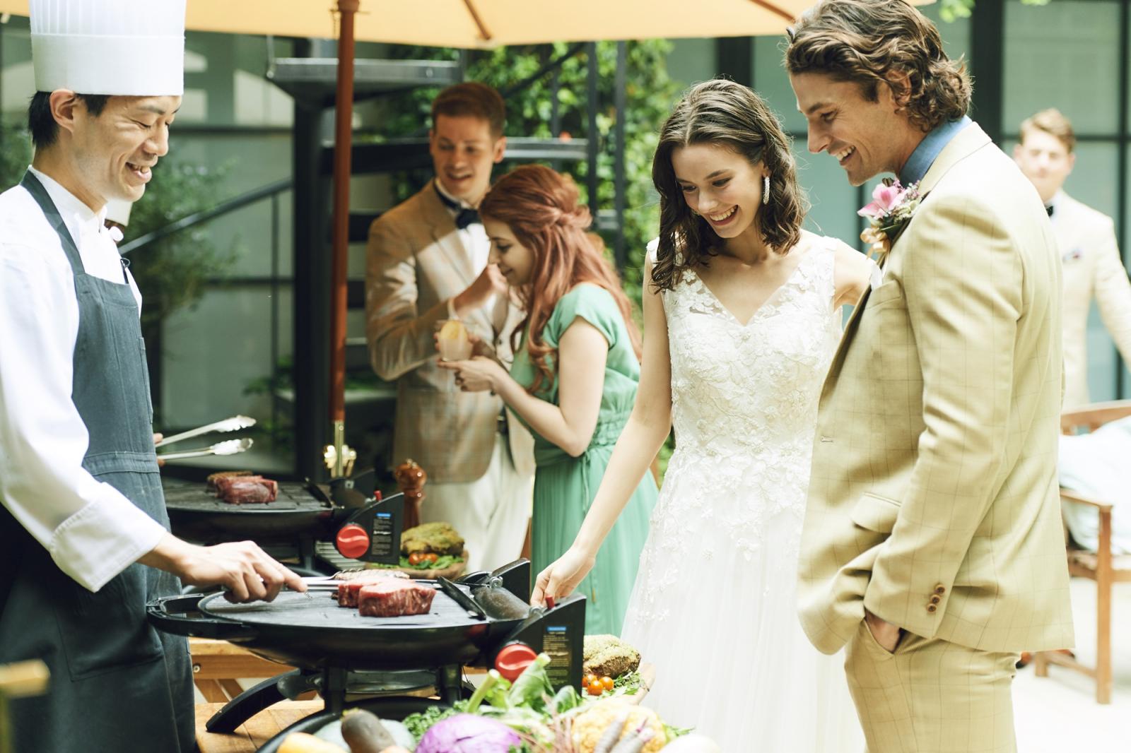 お肉や野菜がゲストの目の前で調理される模様