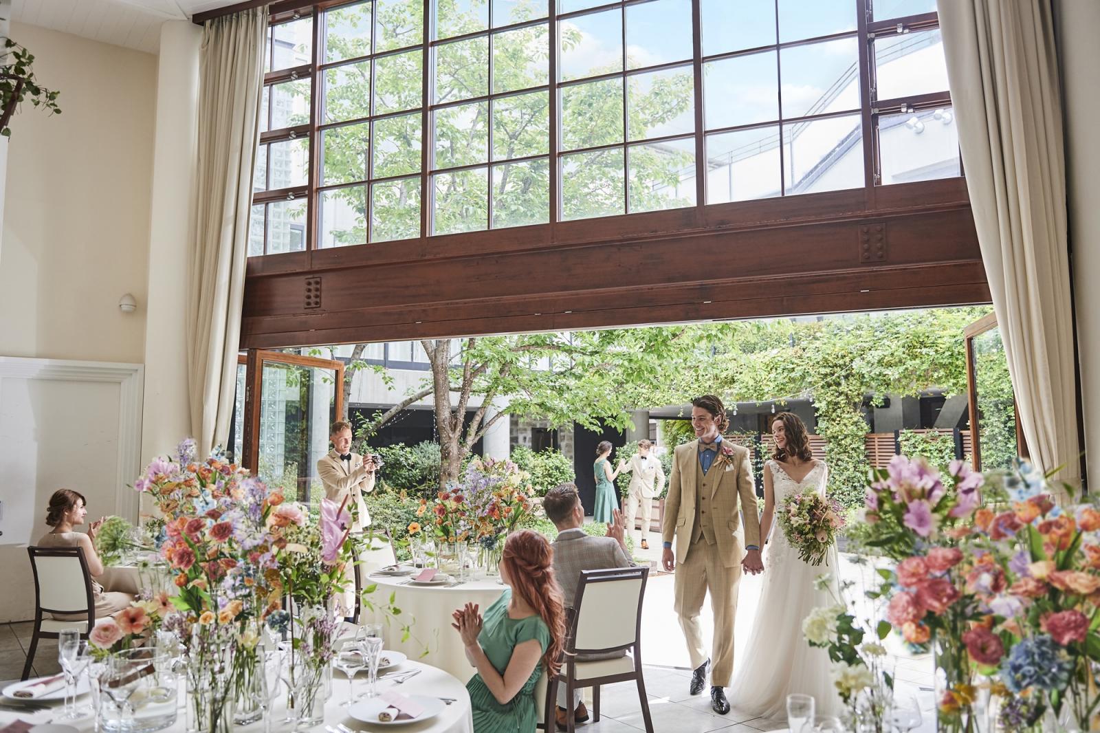 ガーデンからのサプライズ入場でゲストの盛り上がりも◎開放的で動きのある演出が叶うのはガーデン隣接ならでは