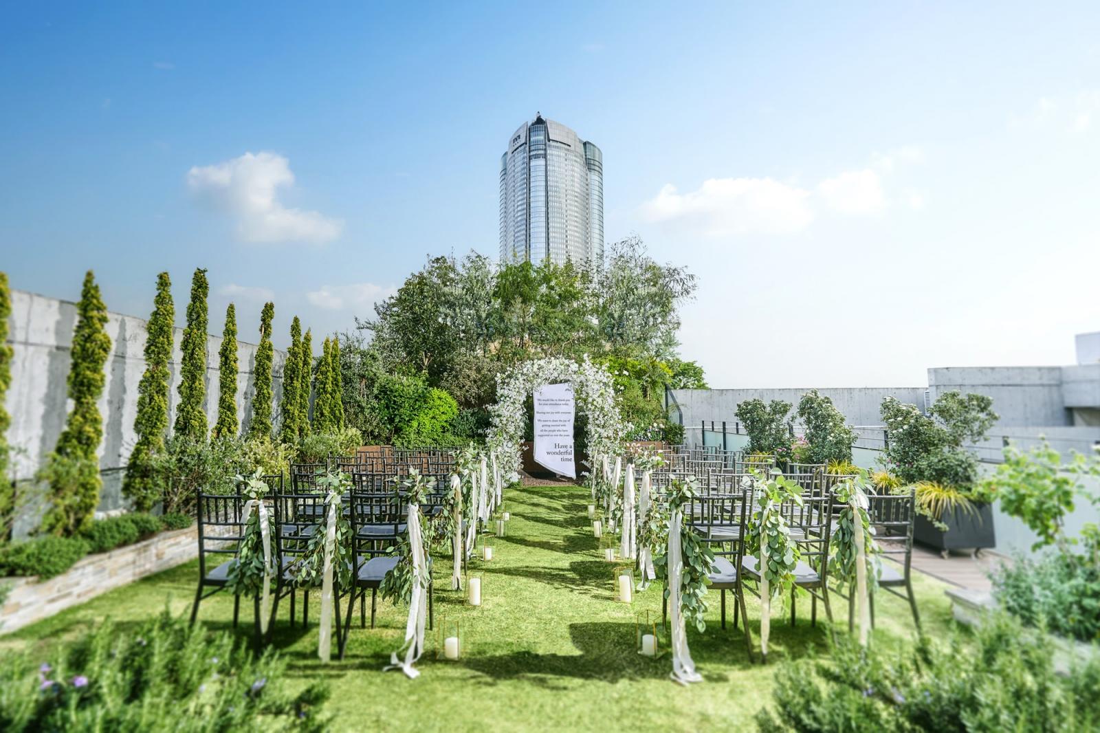 爽やかに吹き抜ける風が心地良い、空と緑に包まれた最上階のナチュラルなガーデンチャペル