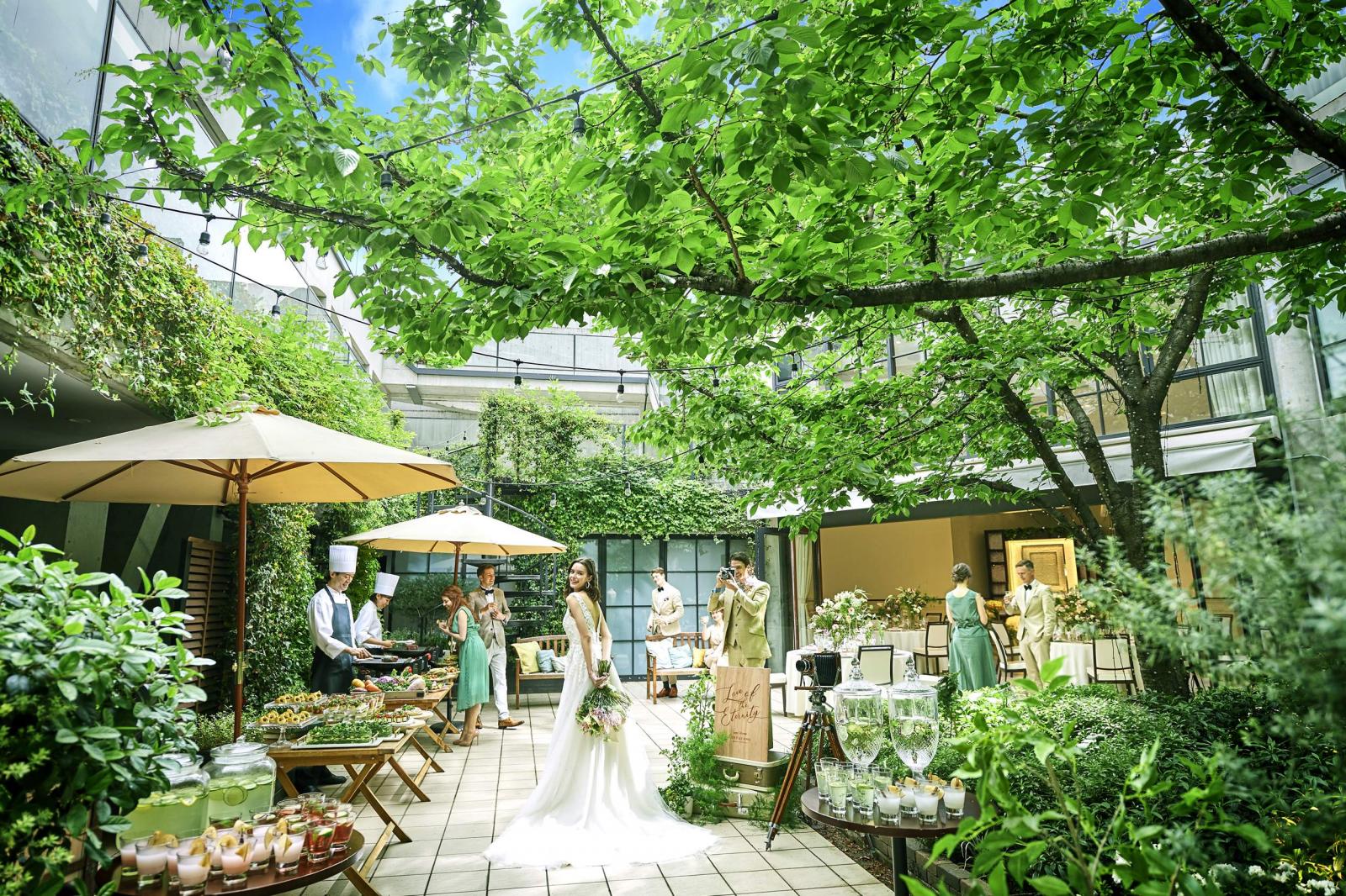 挙式の後は緑と自然光が共存する、明るく開放的なガーデンでウェルカムパーティもできる