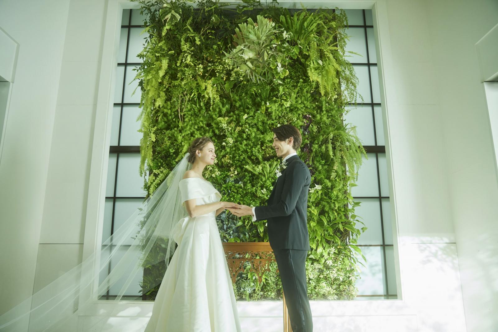 祭壇のグリーンアレンジメントはすべて本物の緑で造られている