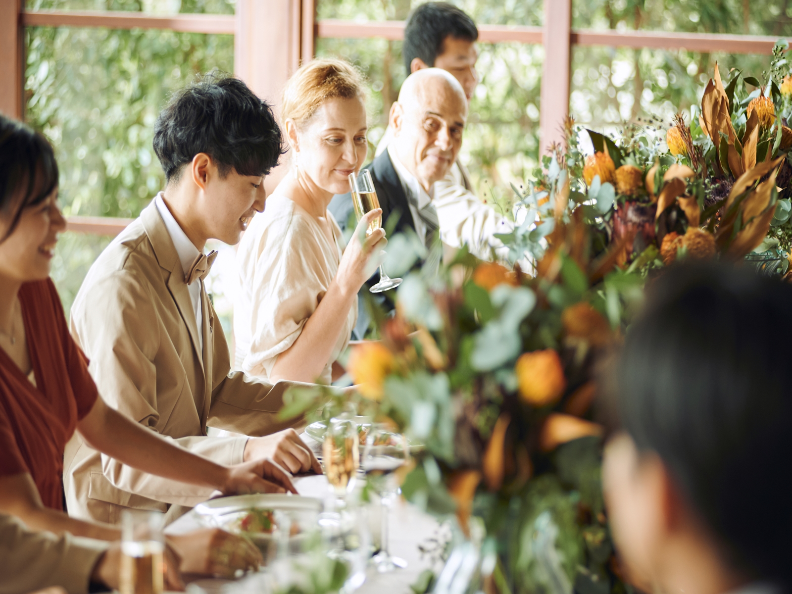 新郎新婦も同じテーブルに座れば会話も弾む