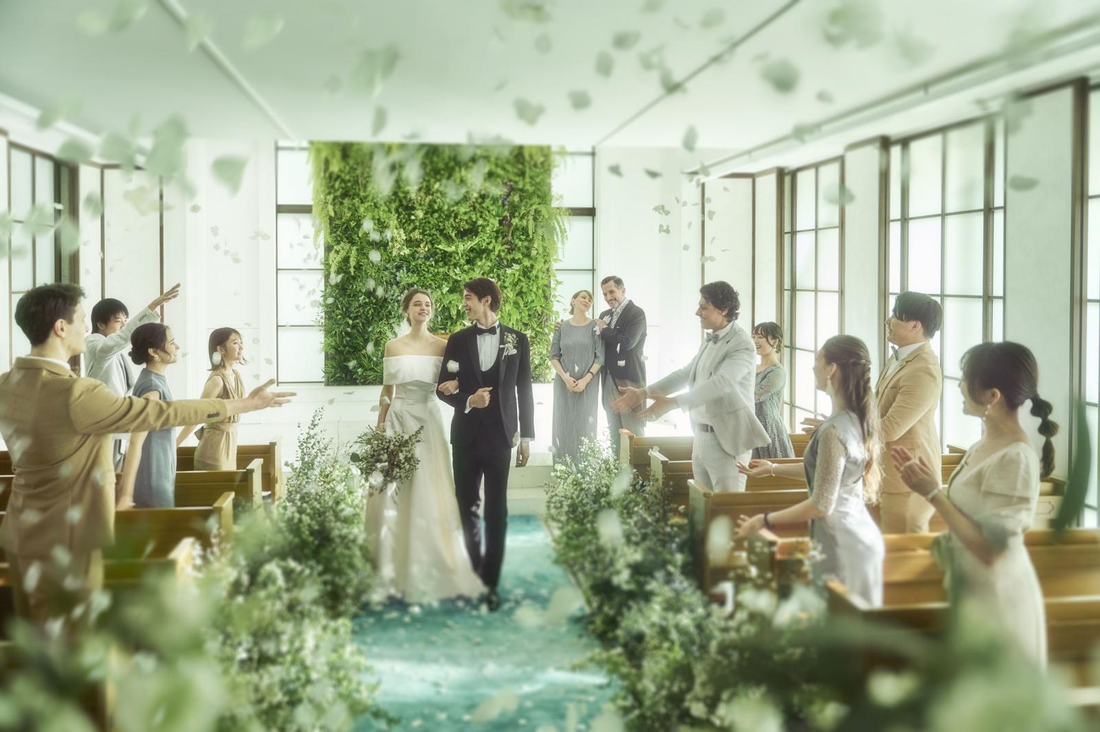 木の温もりと緑溢れるグリーンウォールが印象的なナチュラルなチャペル