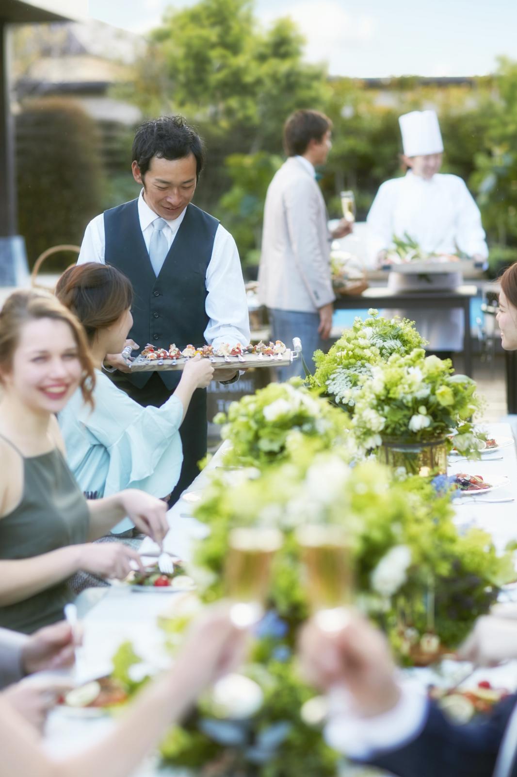 青空の下で乾杯！開放感たっぷりで自然と笑顔がこぼれる