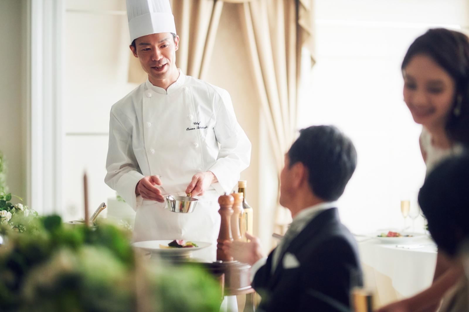 産地や調理法など、料理を通じて二人からゲストへの感謝の気持ちを二人に成り代わってお伝えする。