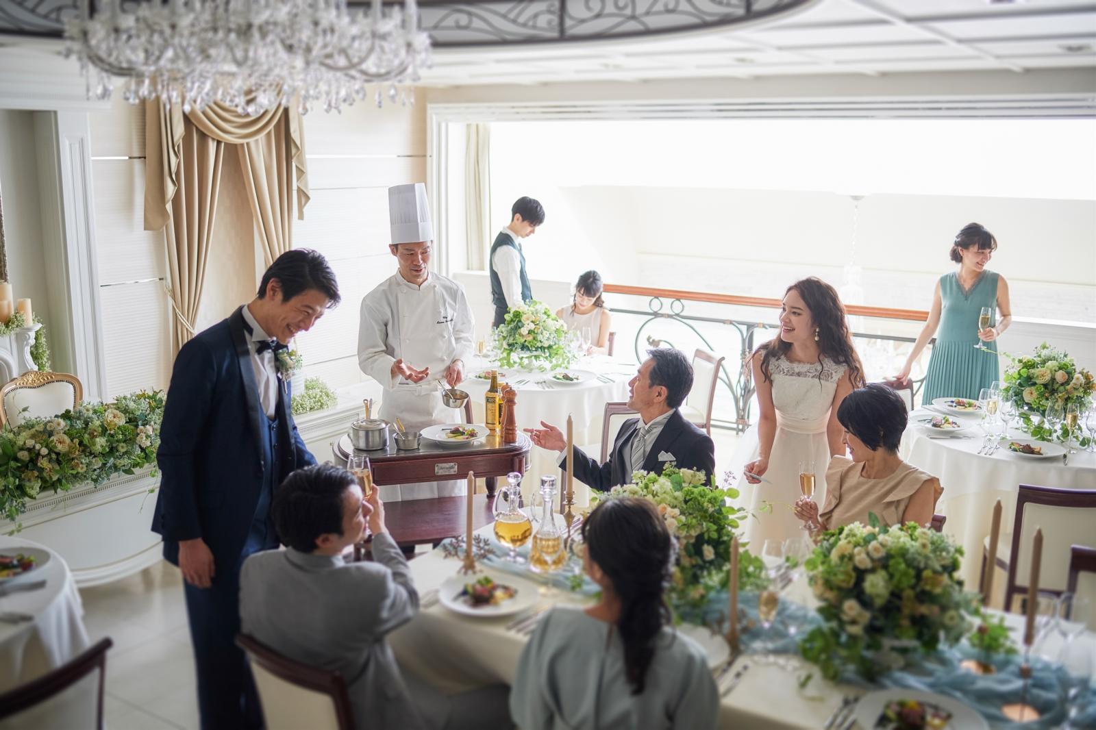会員制レストラン時代に培った上質なサービスも人気の理由。料理はゲストの目の前で仕上げるなど、味だけでなくパフォーマンスを通じて香りや音など五感で愉しむこともでき、食通も納得のおもてなし。