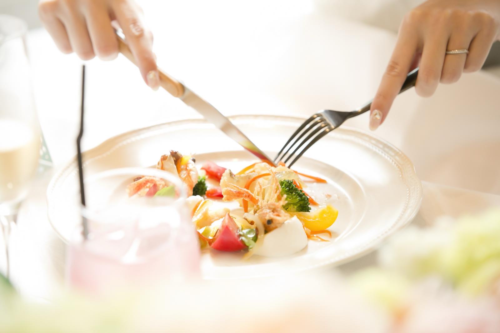 目でも楽しめる美しい前菜からお食事がスタート！<br />
ゲストをワクワクさせます。