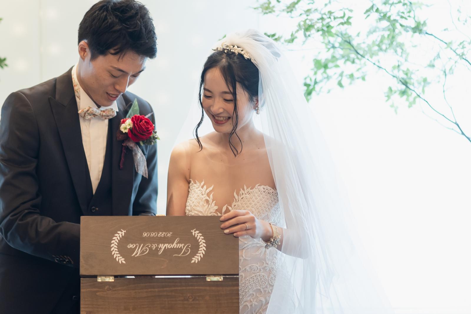 【ワインBOXセレモニー】<br />
お好きなワインとゲストからのメッセージを納め、数年後へのタイムカプセルに
