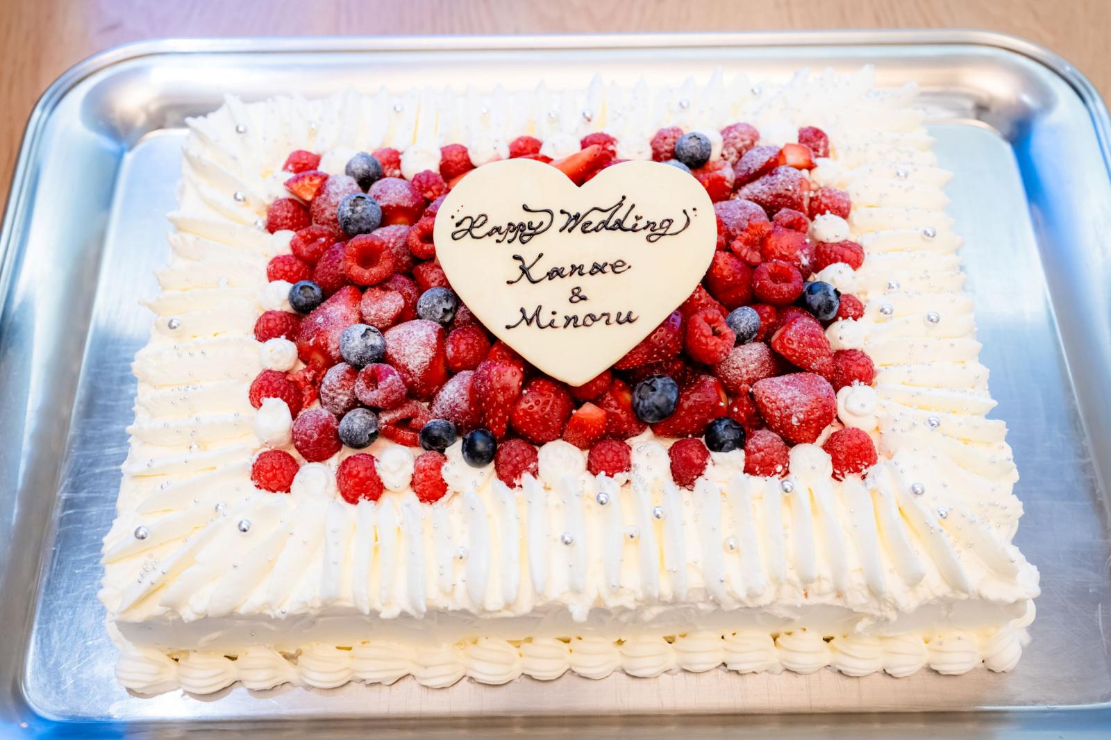 フルーツをたっぷりつかった可愛らしい生ケーキ♪