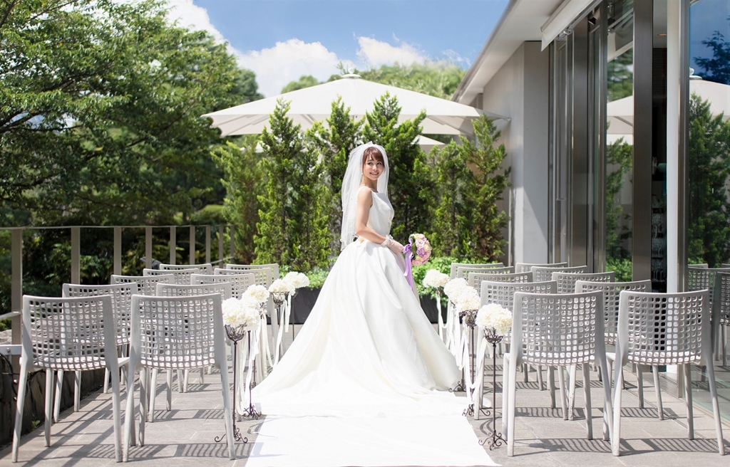 桜並木の並木道沿いにあるテラスを使った挙式セレモニー