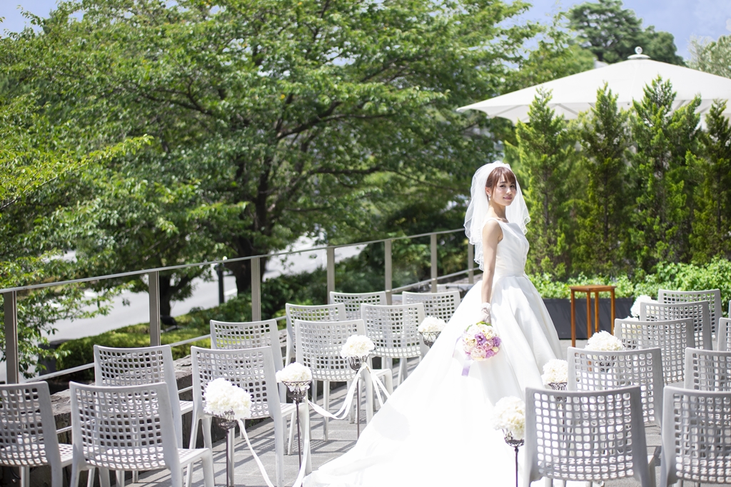 広々とした青空の下で誓うガーデンセレモニー<br />
当店のシンボルツリーになっている樹齢200年のオリーブの木は、別名「夫婦の木」<br />
お二人とそのご家族様、ゲスト様に感謝し、皆様の幸せな未来を願うオリジナル挙式