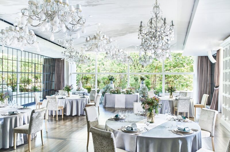 大きくとられた窓に表参道のケヤキ並木が映える会場「グラマシーハウス」（着席～90名）。