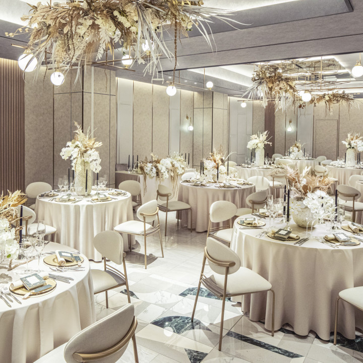 バンケットは新郎新婦が美しく見えるよう、研ぎ澄まされたシンプルな空間に