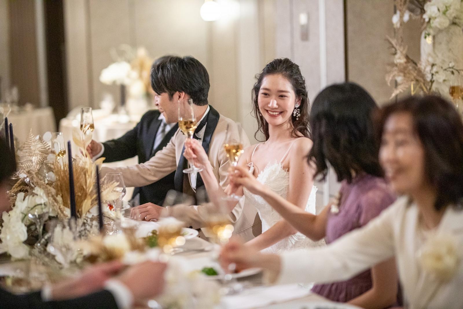 少人数でのご会食では、ゲスト同士の会話も弾むテーブルレイアウトを