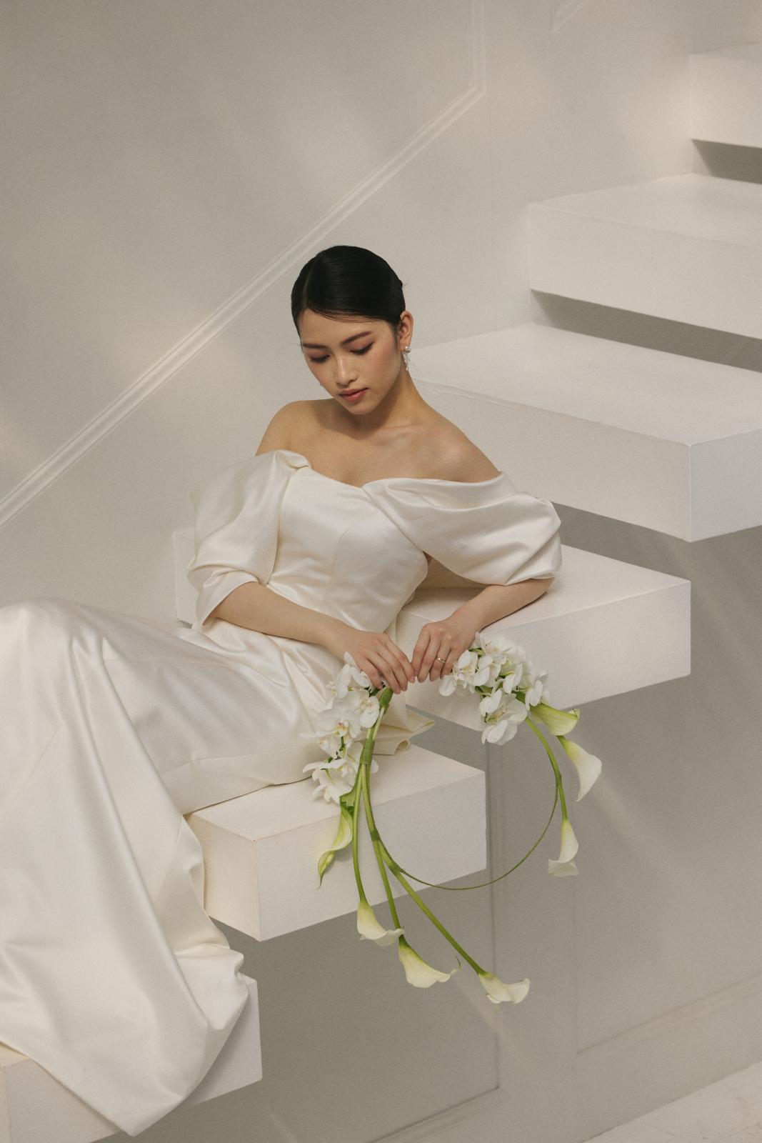 しなやかな生地が美しく流れる、上品で洗練されたドレス。