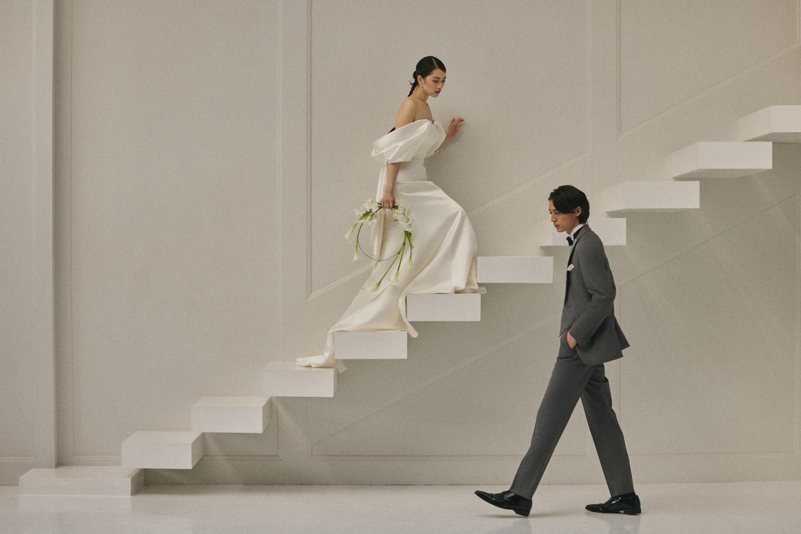 柔らかなドレープと計算されたシルエットが、上品でモダンな花嫁を演出