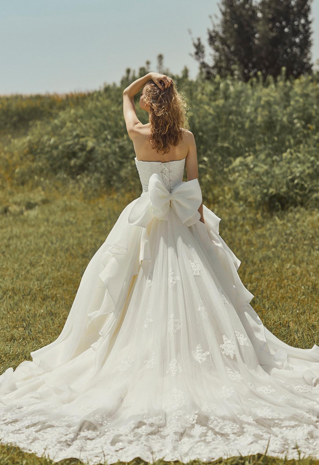 ふんわりAラインのドレスでかわいらしさを