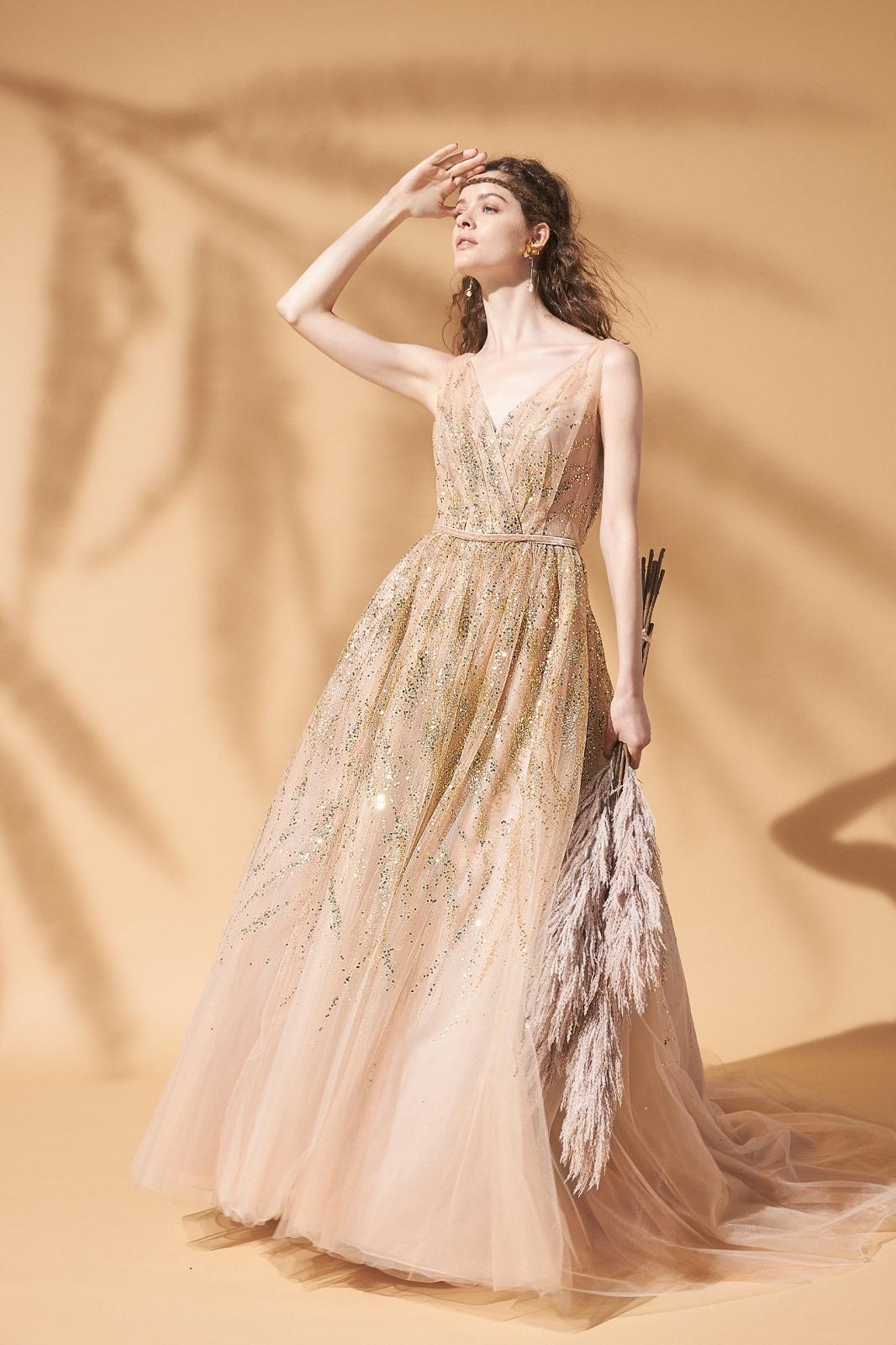 動きに合わせて煌めくグリッタードレス