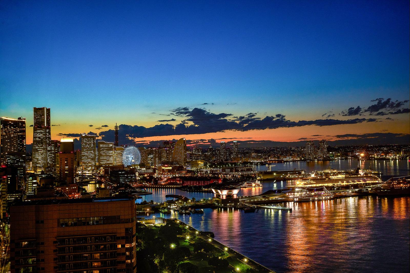 地上100mの展望フロアからはまるで手の届きそうなくらい迫力のあるみなとみらいを一望することができる