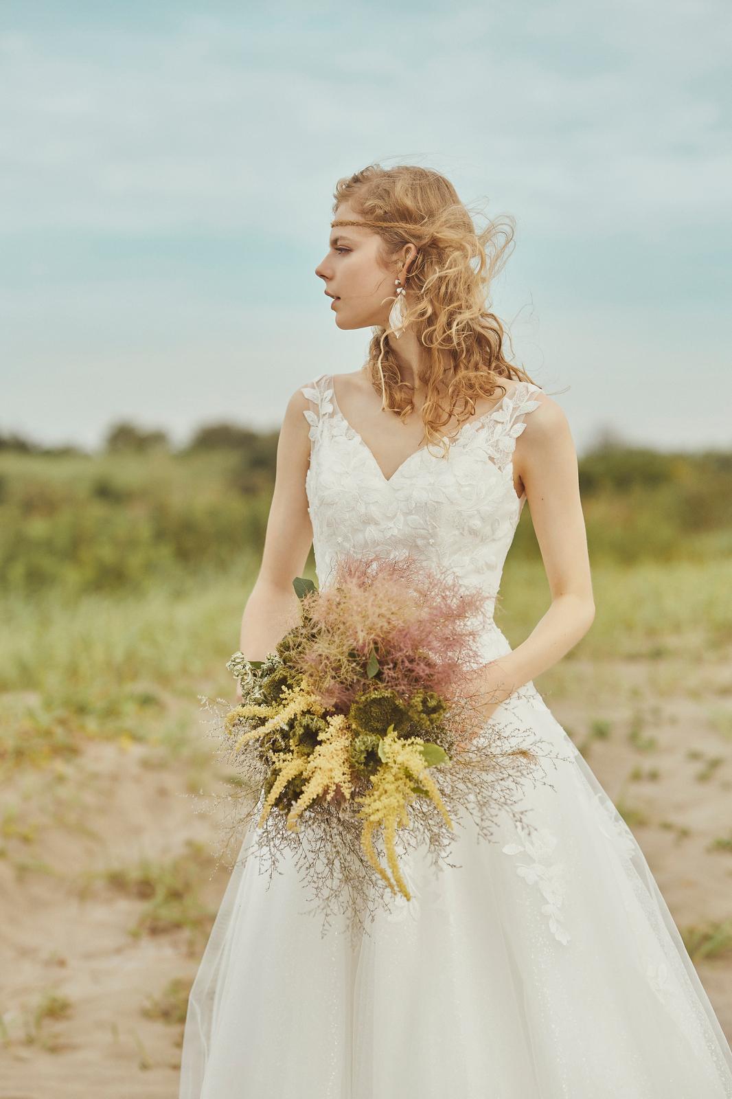 繊細なレースとショルダー付きドレス