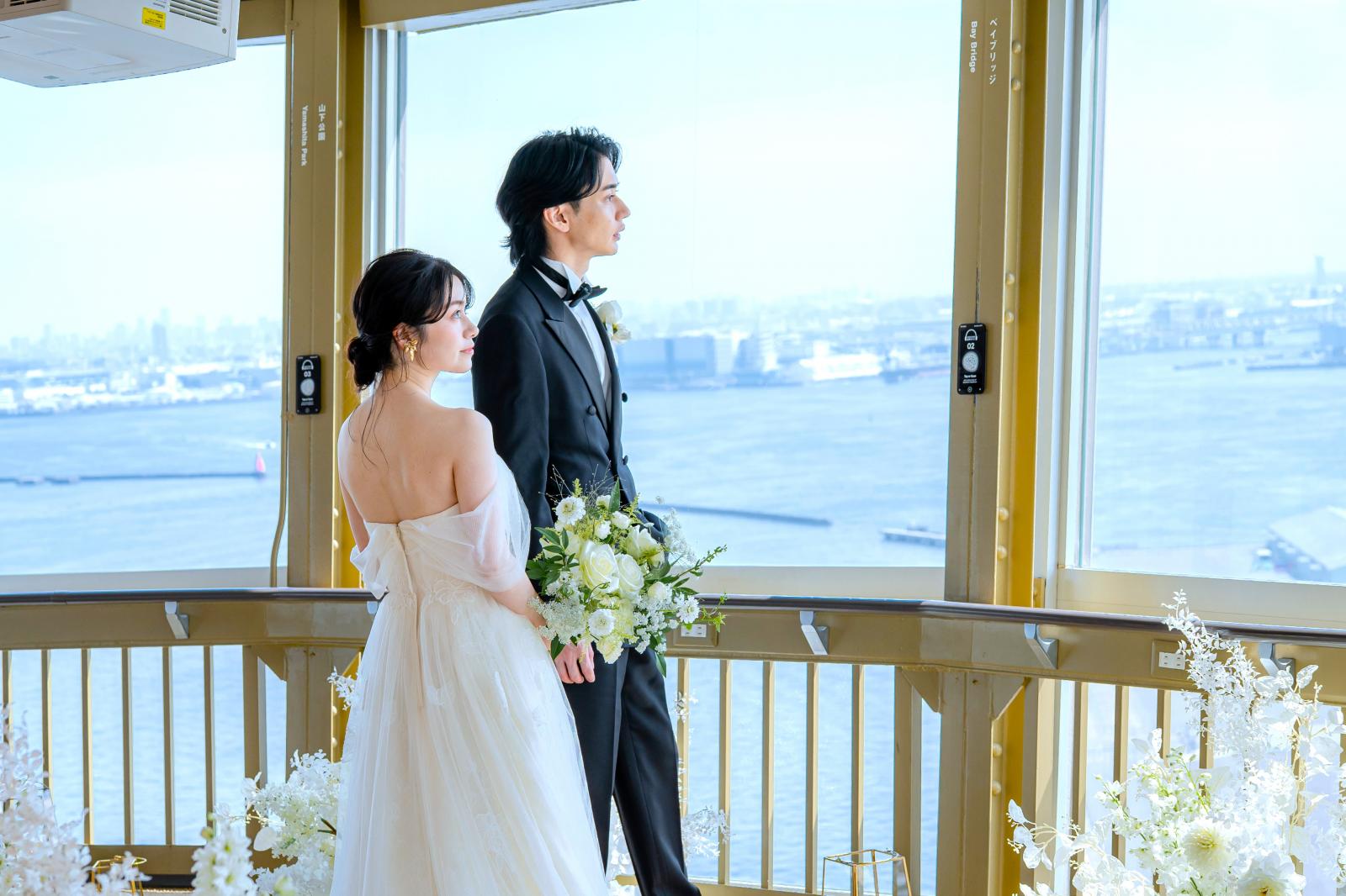 地上100mの展望フロアからはまるで手の届きそうなくらい迫力のあるみなとみらいを一望することができる