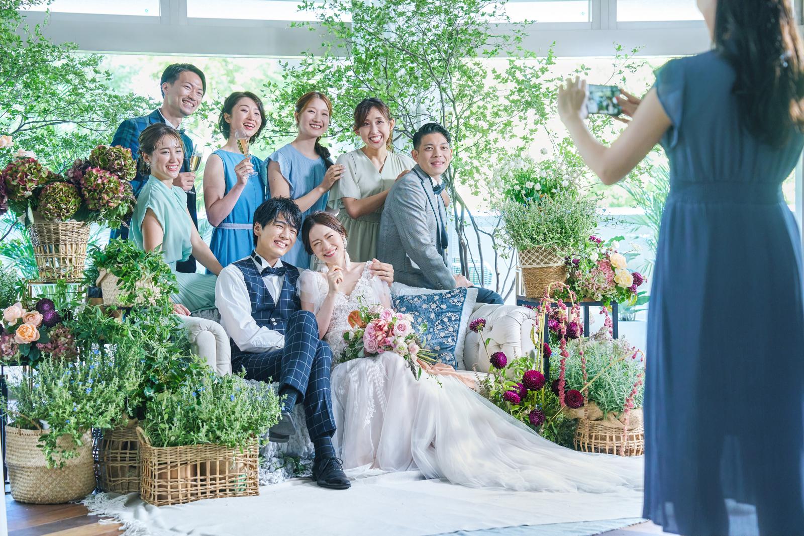 マリンタワー内にある明るく開放感のあるパーティ会場にはゲストの笑顔が溢れる