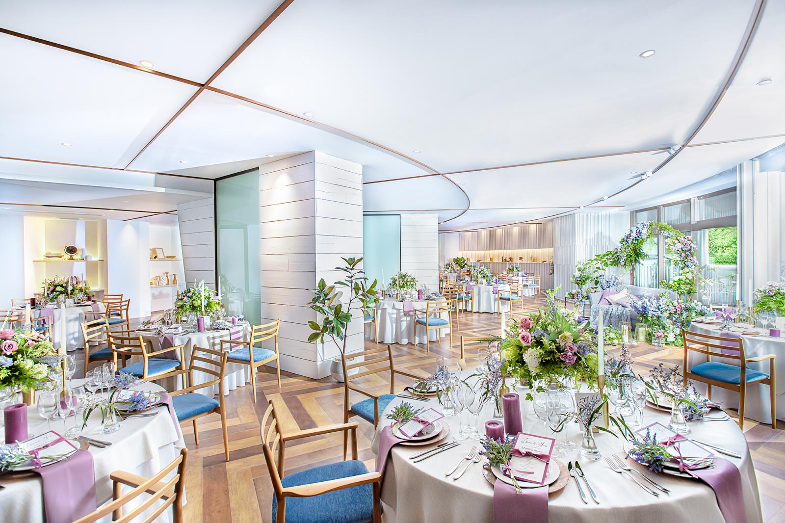 【1組貸切】パーティ会場の大きな窓からはイチョウ並木を望み　自然光がふんだんに取り入れられる