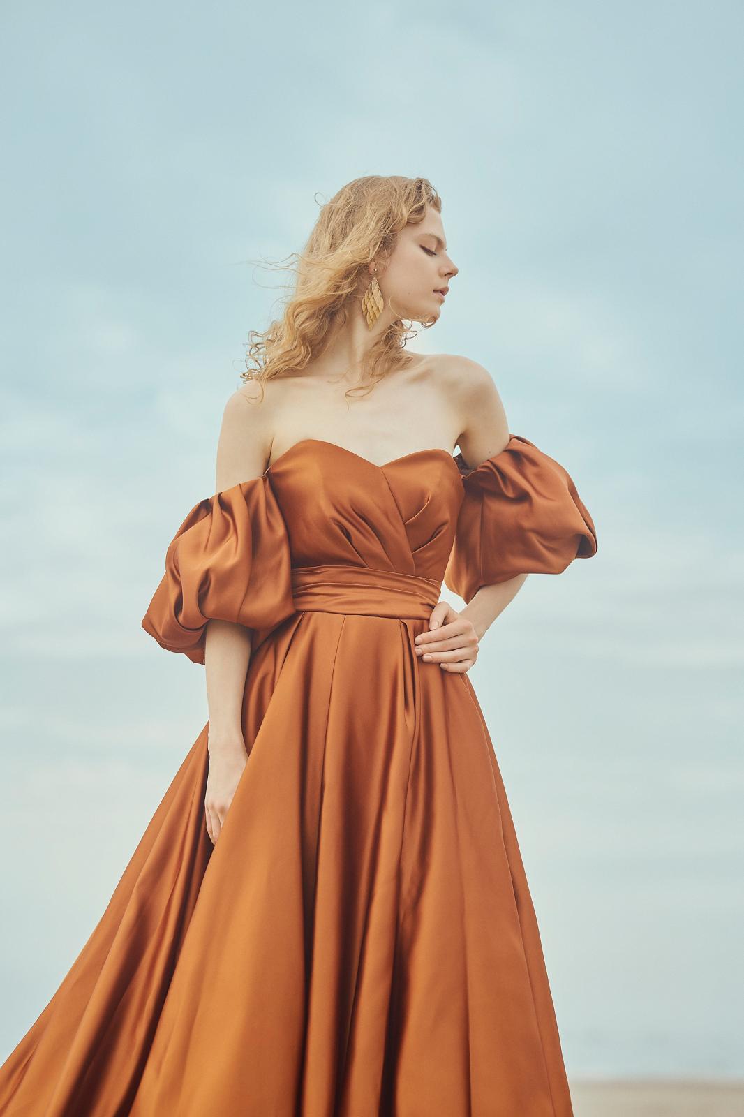 袖付きドレスで素材にこだわったカラードレス