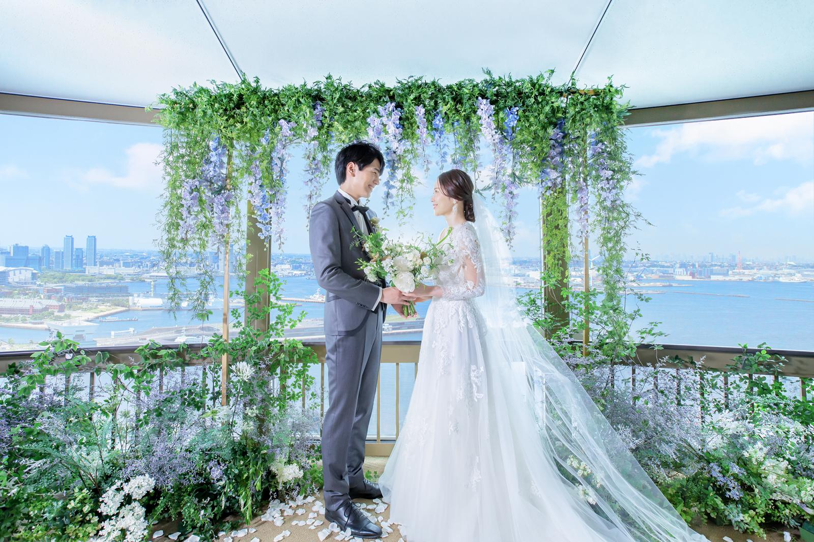 【展望フロア】 地上100mの展望フロアがおふたりの特別なセレモニーの舞台に。 みなとみらいを一望し　横浜の空×海×緑を360°見渡しての挙式はゲストにとっても初めての体験になるはず