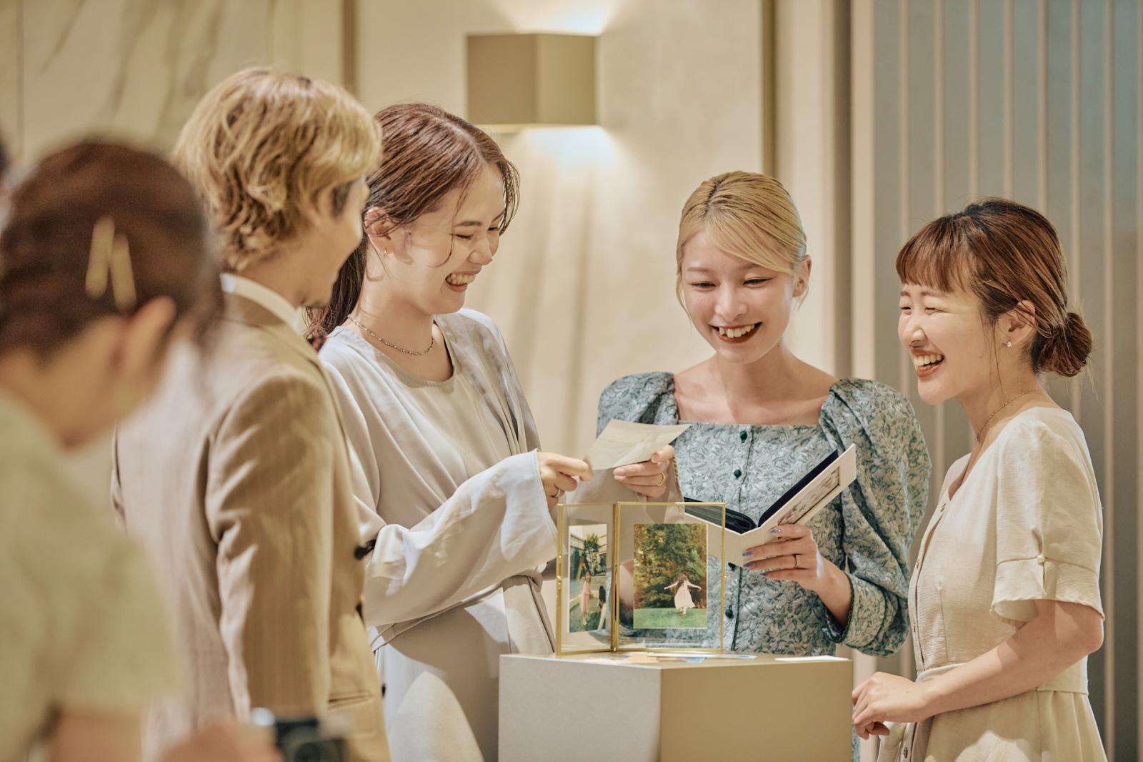 おふたりの人生を象徴する展示台。ひとつひとつを辿りながら、おふたりの人柄やルーツを知っていきます。