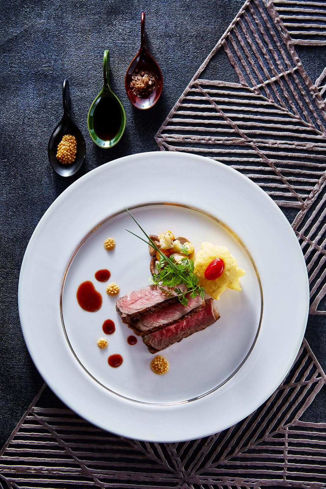 ～新郎の大好きなオムライスを厳選したお肉と共に～  特選牛サーロイン　オムライスとソースのアクセント