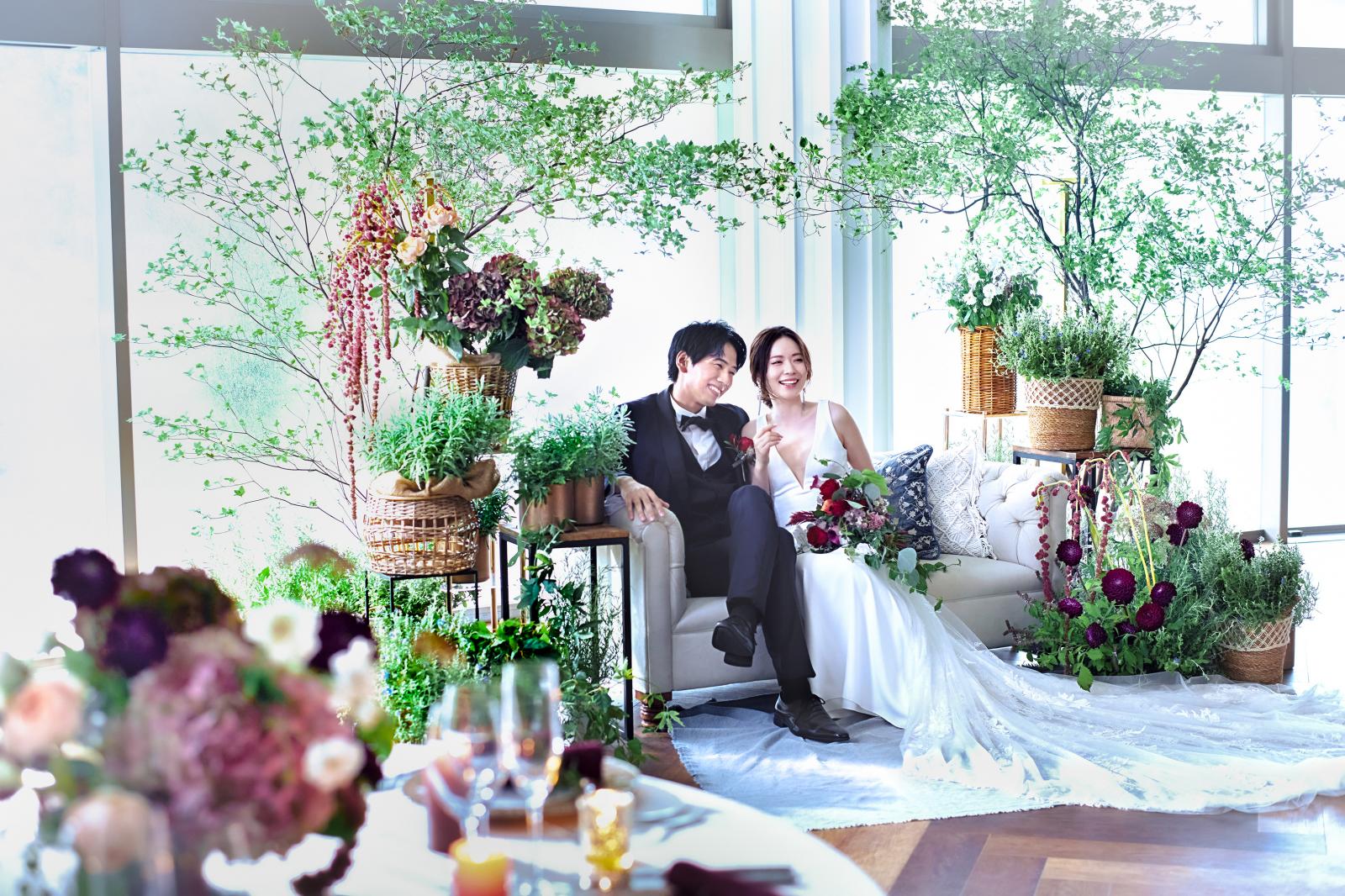 おふたりのお席はテーブルもソファ席もどちらでも選択可能