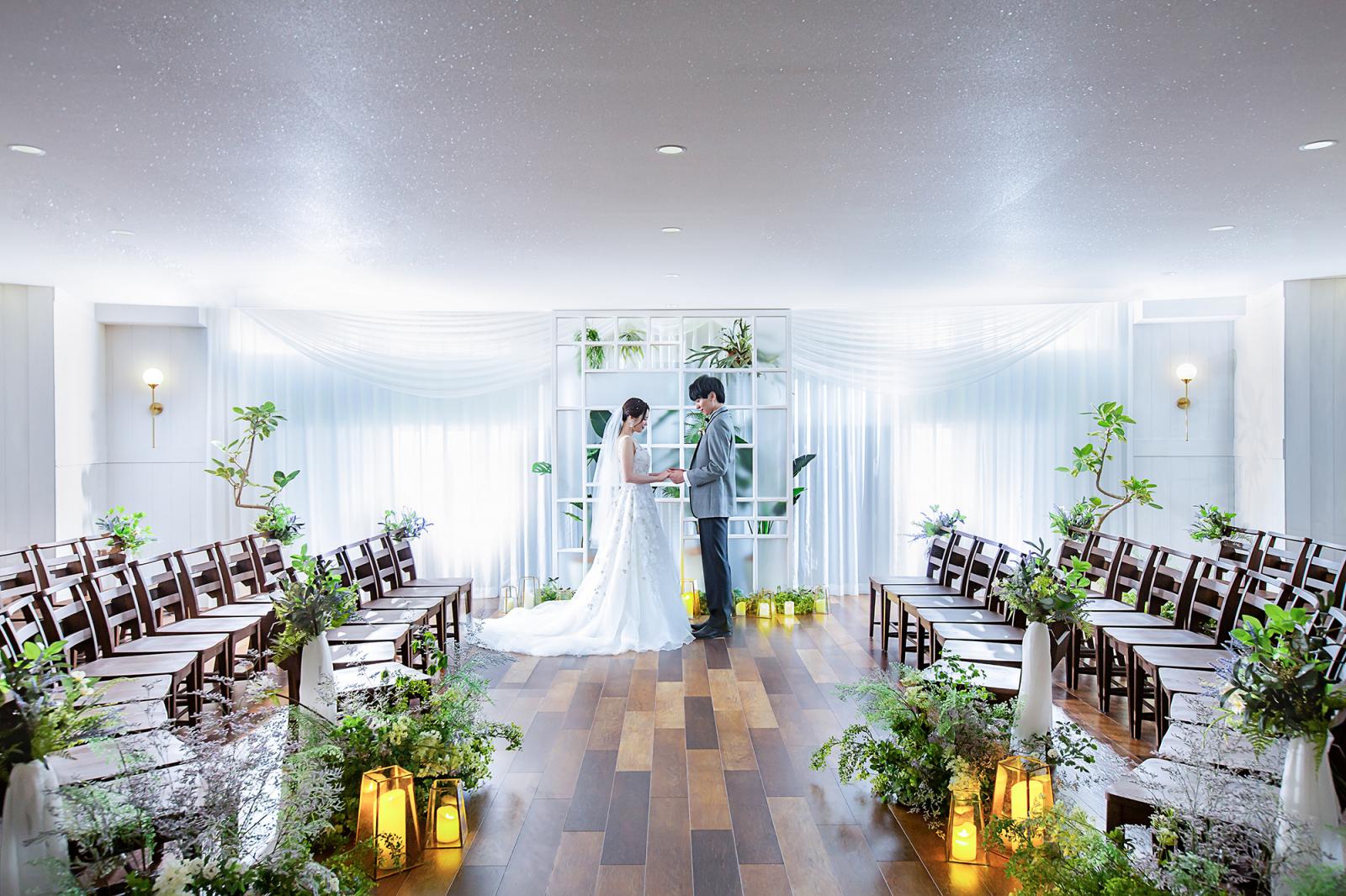 【ナチュラルチャペル】 白とウッドを基調とし　レースから差し込む自然光がおふたりを優しく包み込みます。ウッド調の家具がセレクトされたチャペルはナチュラルな雰囲気に