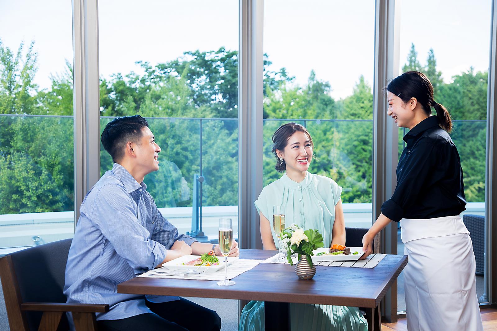 併設レストランにて想い出の料理をまた楽しむことができる