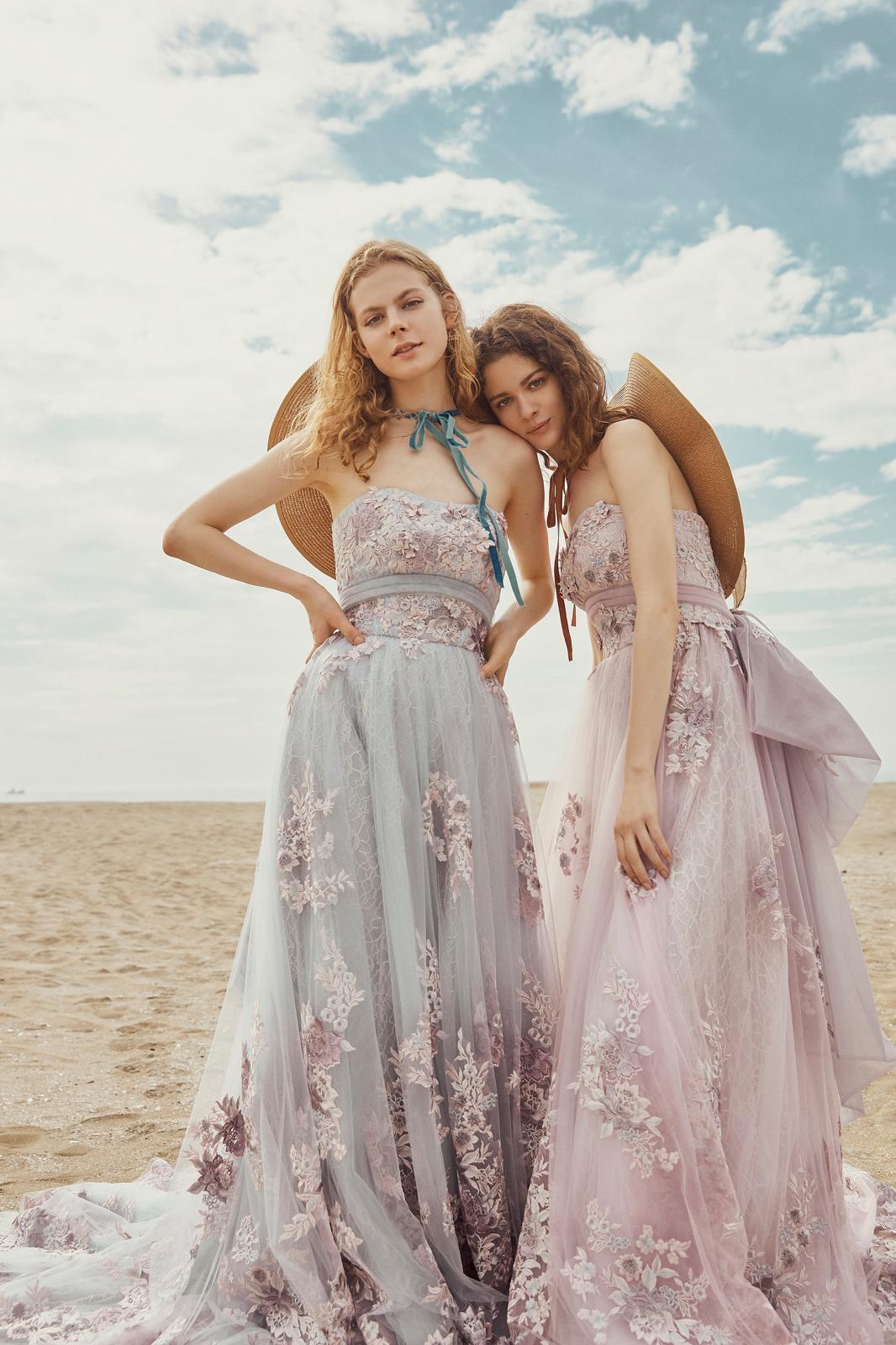 淡いブルー・ピンクのドレスにサッシュベストで可憐な花嫁に