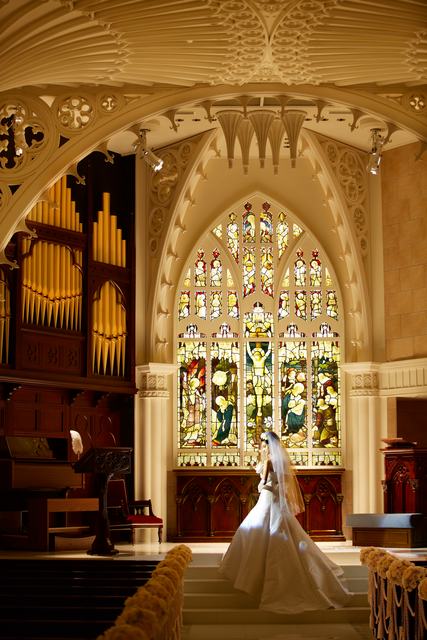 チャペルももちろん貸切に。クラシカルなステンドグラスが美しいチャペルをふたり占めできる