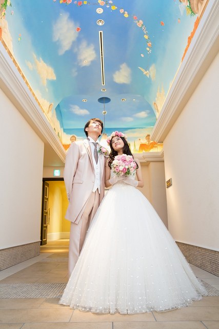 こだわりのつまった館内。チャペルへと続く回廊には青空の天井画が描かれ、ふたりの未来を示すよう