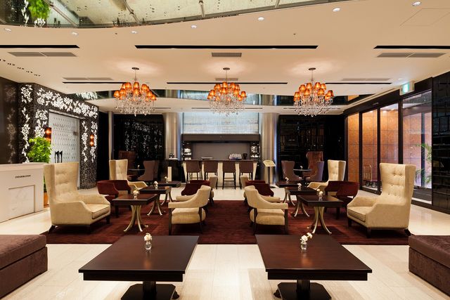 華やかなエントランスロビー。少し早めに着いてしまったというゲストも安心して寛ぐことができる