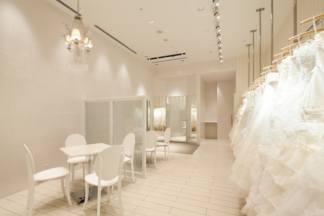 厳選セレクトの衣裳が並ぶサロン。何着選んでも衣裳料金は定額！気になるドレスも和装も心ゆくまで着られる