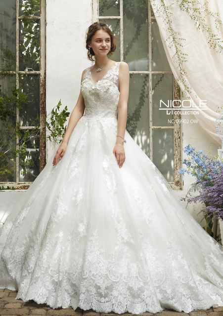 手のこんだカットレースがあしらわれ、ノーブルな華やかさを漂わせるウエディングドレス