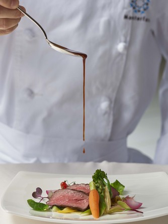 メイン料理は会場のオープンキッチンで仕上げ。秒で表情が変わるほど肉も野菜も繊細だから極限までこだわる