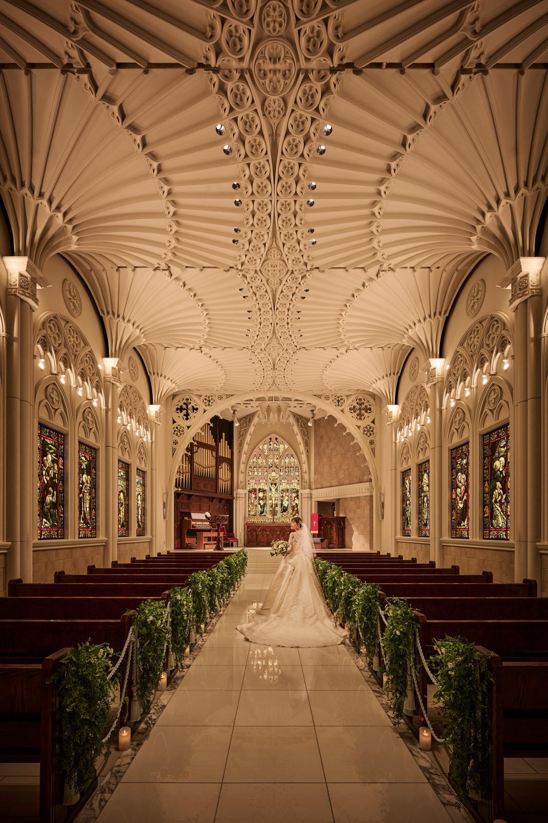 「ファン・ヴォールト(石の花)」という技法を用いた７mもの天井。純白のバージンロードは大理石製
