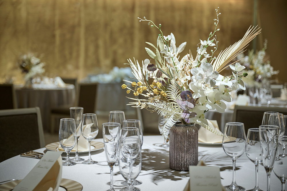 アーティスティックにホワイトからゴールドを幾重にも重ねて。ニュアンスのある絶妙なカラーリング