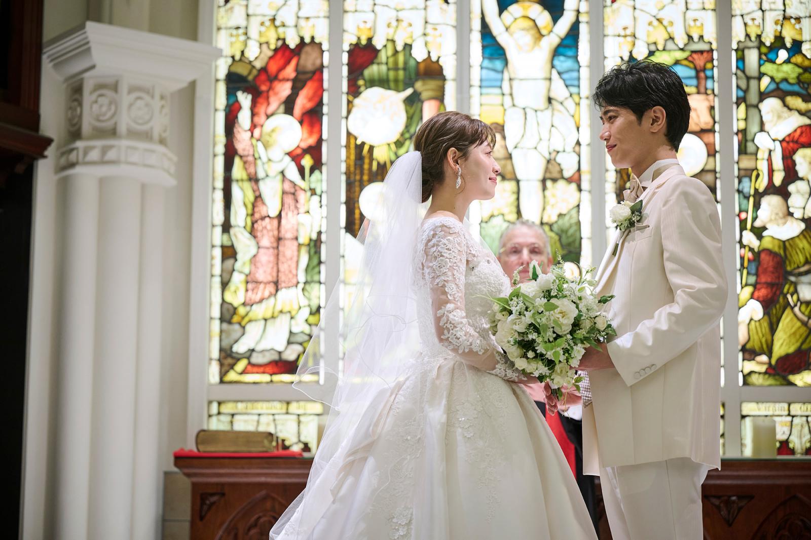 イングランド北部ウェークフィールド、1世紀以上人々の幸せを見守り続けたステンドグラスの光の中で