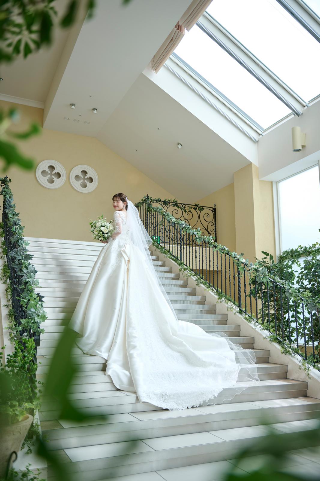 ドレス姿を美しく魅せる大階段。長いベールやトレーンが映えるフォトスポットとしても人気