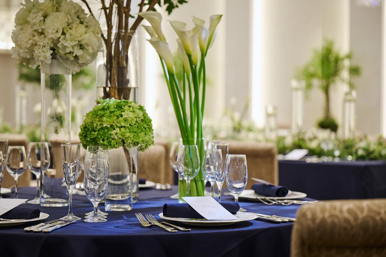 ノーブルなロイヤルブルーで格調高く。天井高を活かして背の高い装飾をとりいれてダイナミックに