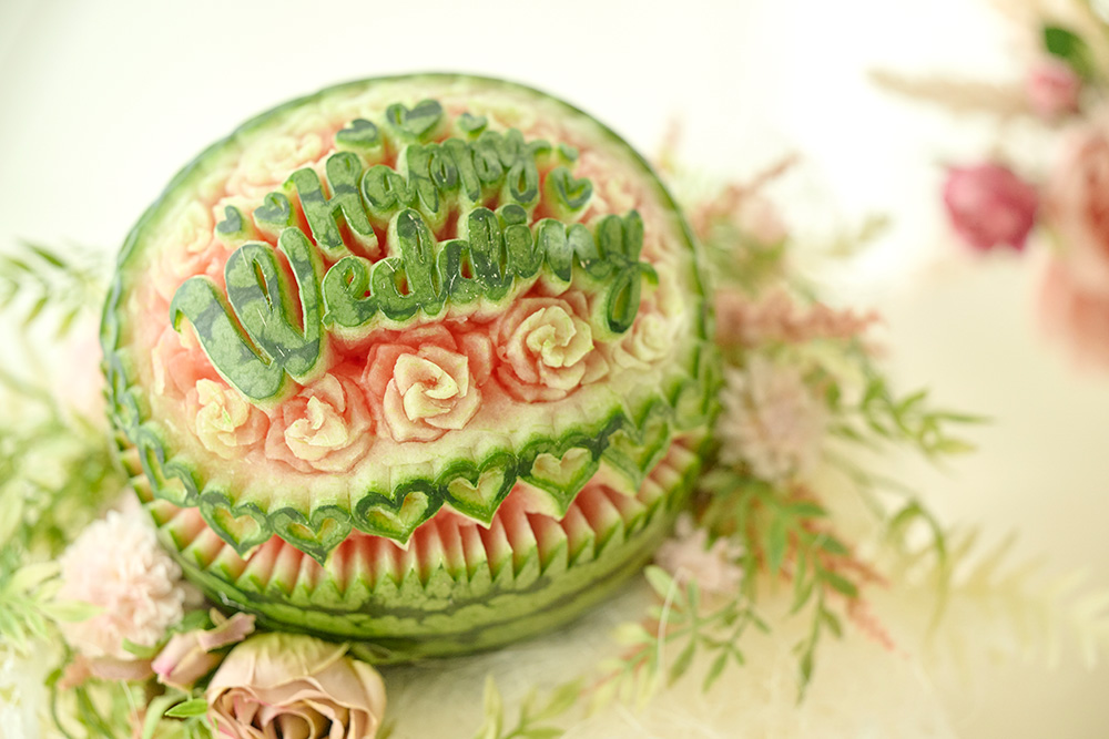 プロの技が光るフルーツカービング。ゲストの話題になりそう