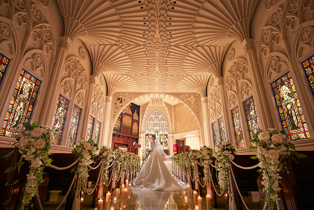 19世紀から大切に使われてきた大聖堂は、ステンドグラスが輝くドラマティックな空間。魅了されるほどの建築美