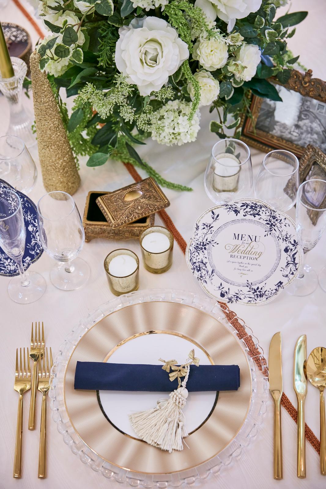 ゴールドの煌めきと濃紺の落ち着きで格調高く。エレガントになりすぎない小物づかいに注目して