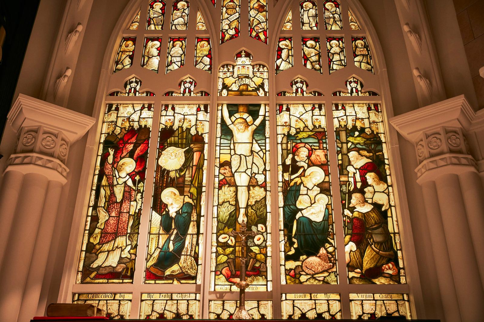 イングランド伝統のステンドグラスは、細やかなタッチで聖人たちが描かれ、色使いの濃淡が実に繊細